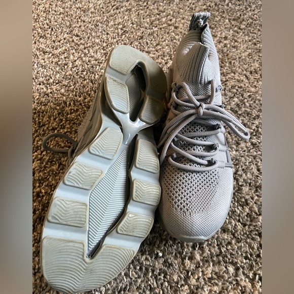 Running Shoes - Picture 5 of 6